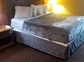 OSU King Bed Hotel Room 217 Wi-Fi Hot Tub Booking，位于斯蒂尔沃特的带按摩浴缸的酒店