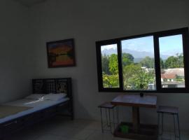 Gadjah Mada Hall Cafe & Penginapan，位于Pacet的酒店