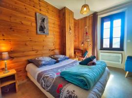 Le sapin rouge - Restaurant - bar - chambres d'hôtes，位于Artigues的酒店