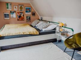 sleepArt room for 3，位于策勒策勒法国花园附近的酒店