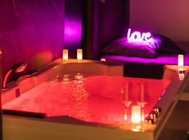 * Spa & Détente # Suite Privée # Tours # Netflix *，位于图尔的酒店