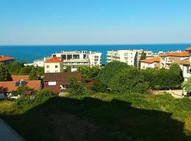 Прекрасный апартамент с видом на море и бассейном，位于比亚拉的海滩短租房
