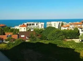 Прекрасный апартамент с видом на море и бассейном