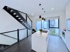 Modern 3-level Townhouse FreeParking