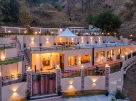 StayVista at Rolling Hills with Poo, Lawn & Pet Friendly，位于Tota Ām的酒店