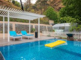 StayVista at Rolling Hills with Swimming Pool，位于Tota Ām的度假屋