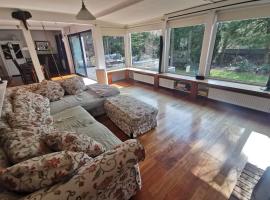 Spacious 3 Bedroom Family Oasis with Sauna, 20 min from Warsaw，位于皮瑟兹诺的酒店