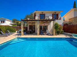 3 bedroom Villa Athina with private pool and golf views, Aphrodite Hills Resort，位于库克里亚的别墅