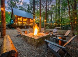 Hickory Bear - Cabin surrounded by pines, Sleeps 10, Hot Tub, Fire Pit, Arcade, Foosball Table & Deck Slide，位于布罗肯鲍的度假屋