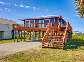 Breezy Dauphin Island Vacation Rental with Deck!，位于多芬岛的酒店