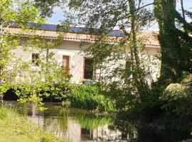 Le moulin de Clauzure - Périgord vert，位于Saint-Paul-Lizonne的住宿加早餐旅馆