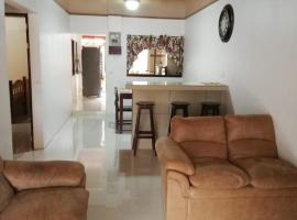Central 3 Bedroom Quepos Home，位于奎波斯城的乡村别墅