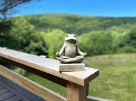 Breathtaking views. Hot tub. Huge Deck. Fast Wifi