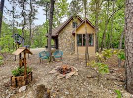 Blissful Broken Bow Studio Fire Pit and Jacuzzi Tub，位于布罗肯鲍的公寓