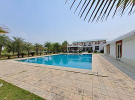 Hostie Petunia-2BHK Farm House 40Mins from Gurgaon-Delhi，位于法里达巴德的酒店