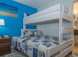 Sarasota Cay Club #614 Bunk Bed, Heated Pool, Tiki Bar, More!，位于萨拉索塔的酒店