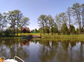 Dom z bala kort tenisowy ,linia brzegowa plaża ,pomost ,kajaki, łódka