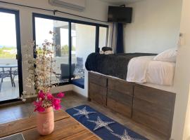 Casa Arrecife - Cozy Suite, Fast Wifi & Balcony! Beach is steps away!，位于La Ventana的酒店