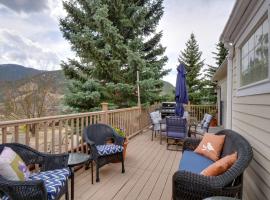 Empire Vacation Rental with Fire Pit and Gas Grill!，位于Empire的酒店