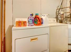 Spacious Woodbury Home with Pool and Hot Tub!，位于伍德伯里的酒店