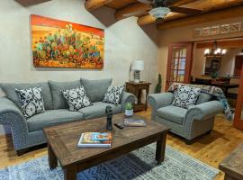 Enchanted Casita with Private Outdoor Hot Tub and Patio, Near Santa Fe Plaza, Sleeps 4 with free parking，位于圣达菲的酒店