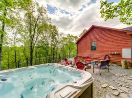 Bryson City Vacation Rental - Hot Tub and Lake Views，位于Lauada的酒店