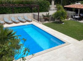 地中海别墅，位于波尔的带泳池的酒店