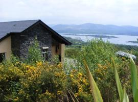 Charming Two Bedroom Cottage with Magnificent Sea Views. 10 minutes from Kenmare，位于肯梅尔的度假屋