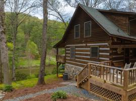 Log Cabin on the River w/Hot Tub，位于Todd的酒店