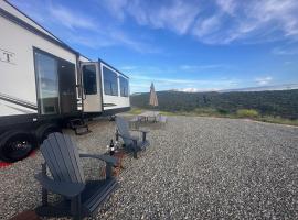 Temecula Hilltop View Glamping Next To Wineries，位于蒂梅丘拉的酒店