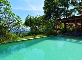 Villa Sarah Nafi with Bautiful Seaview Hill，位于Temukus的带泳池的酒店