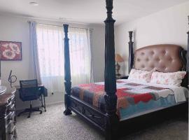 Large master bedroom with Separate bathroom and work desk on the first floor，位于里弗赛德的酒店