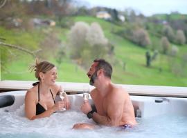 Wohlf&uuml;hloase am Trausdorfberg mit Sauna, Whirlpool und Panorama，位于Sankt Marein bei Graz的带热水浴缸的酒店