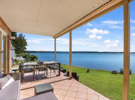 Bluewater at Mannering Park，位于Mannering Park的酒店