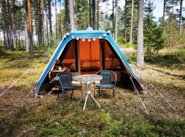Volledig ingerichte tent op natuurcamping，位于Gräsmark的豪华帐篷营地