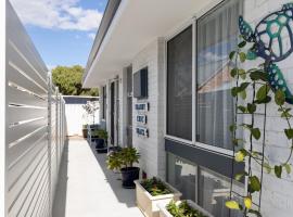 Shabby Chic Shack - 2 bedroom Beach Cottage，位于扬切普的酒店