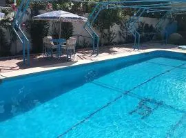 Blue holiday family summer villa - privé pool- AC- 5 bdr- 10 pax