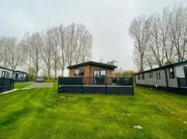 Mulberry Lodge with Hot Tub