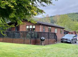 Cozy Cabin with Stunning Loch Lomond Views，位于罗厄德南的海滩酒店