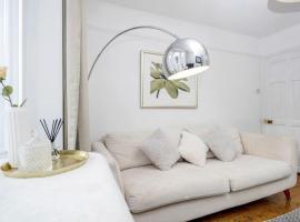 Stylish Victorian 3 Bed House Huge Garden/Parking，位于斯坦斯的酒店