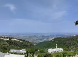 Large Vacation Apartment With A Stunning View In Isfiya, Mount Carmel - דירת נופש עם נוף מדהים בעספיא