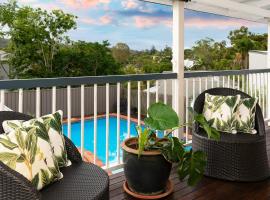 The Indooroopilly Queenslander - 4 Bedroom Family Home - Private Pool - Wifi - Netflix，位于布里斯班因杜卢皮利购物中心附近的酒店