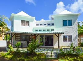 4 bedrooms villa with private pool enclosed garden and wifi at Mahebourg 1 km away from the beach，位于马埃堡的酒店