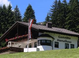 Gasthof Starzelhaus，位于米特尔贝格穆特尔贝格缆车附近的酒店