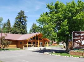 Beargrass Lodging & RV Resort，位于Hungry Horse的汽车旅馆