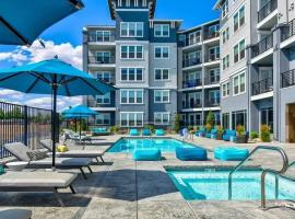 Designer Apt with Jacuzzi, Pool & Mountain Views，位于斯帕克斯的酒店