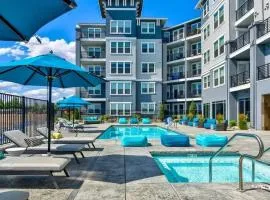 Designer Apt with Jacuzzi, Pool & Mountain Views