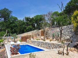 Holiday House - Old Olive，位于Porozina的带按摩浴缸的酒店