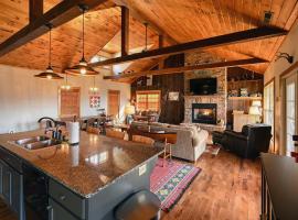 Flying Squirrel Lakeview House - Spacious House with Private Deck and Hot Tub，位于Topton的酒店