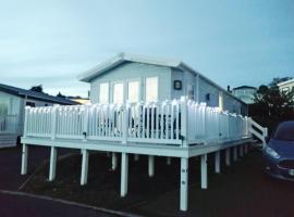 A spacious and beautifully presented 2 bedroom holiday home，位于本布里奇的豪华帐篷营地